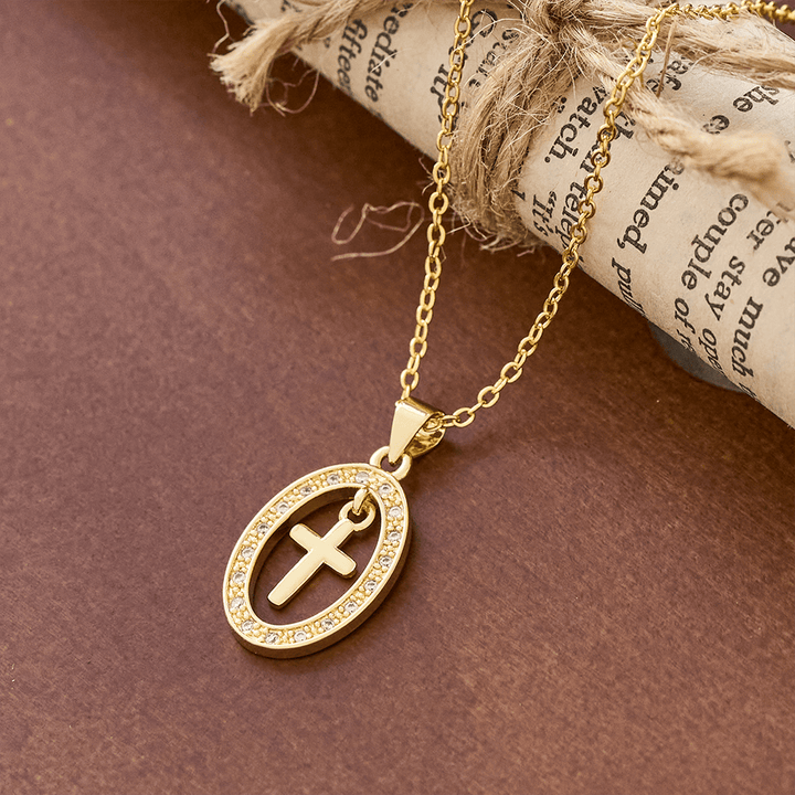 Christianartworkshop Croce e collana ovale scintillante: silenziosi promemoria del suo amore - image 2