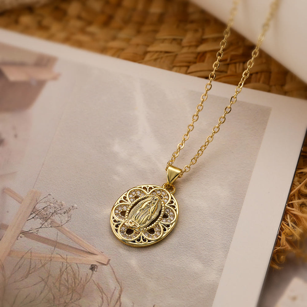 Collana con tre disegni di Nostra Signora di Christianartworkshop: una compagna affidabile per le routine tranquille - A - image 1