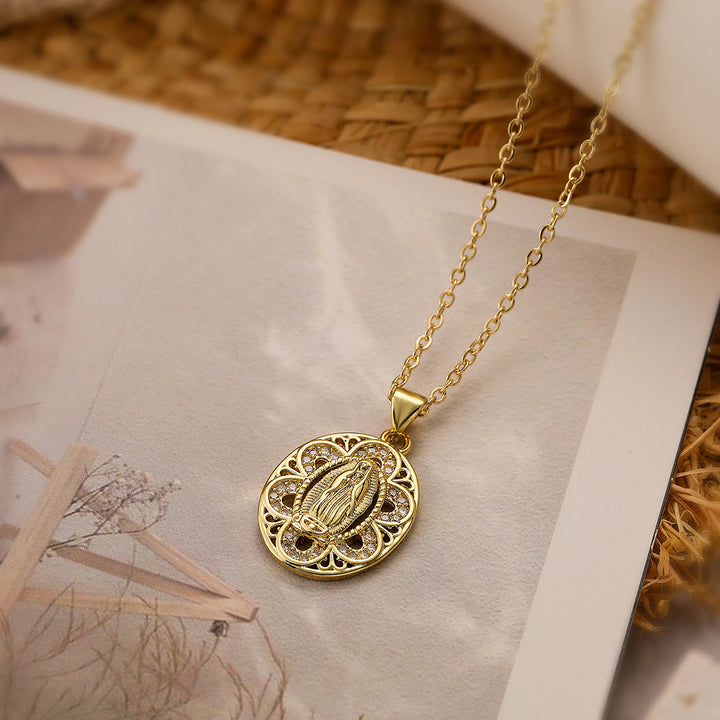 Collana con tre disegni di Nostra Signora di Christianartworkshop: una compagna affidabile per le routine tranquille - A - image 1