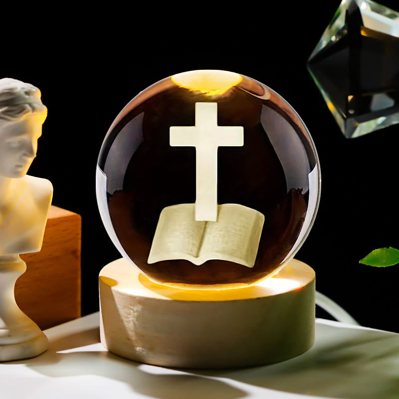 Christianartworkshop Sfera di cristallo sacra Luce notturna: Compagna luminosa della presenza divina - Libro e croce - con base luminosa colorata - 8 centimetri - image 1