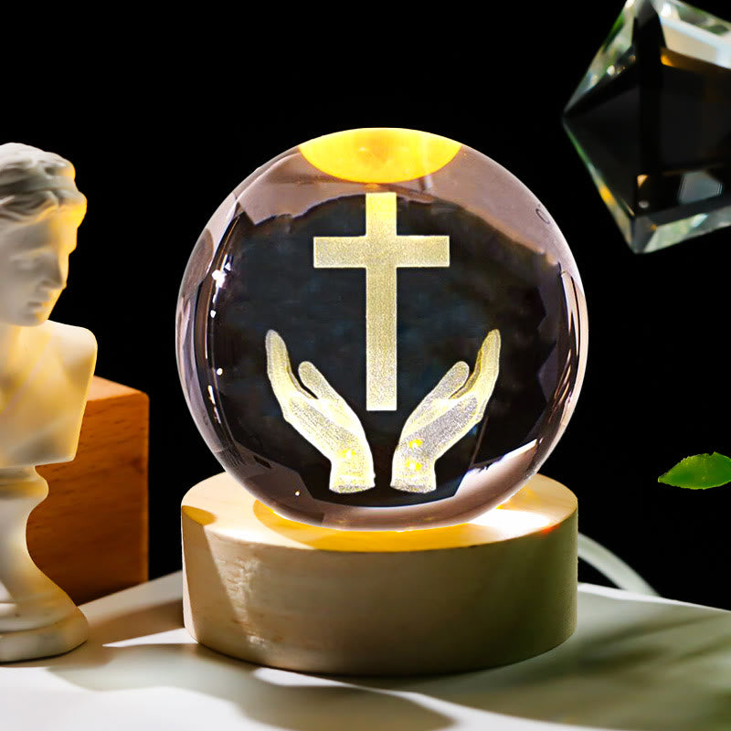 Christianartworkshop Sfera di cristallo sacra Luce notturna: Compagna luminosa della presenza divina - Mani e croce - con base luminosa colorata - 8 centimetri - image 9