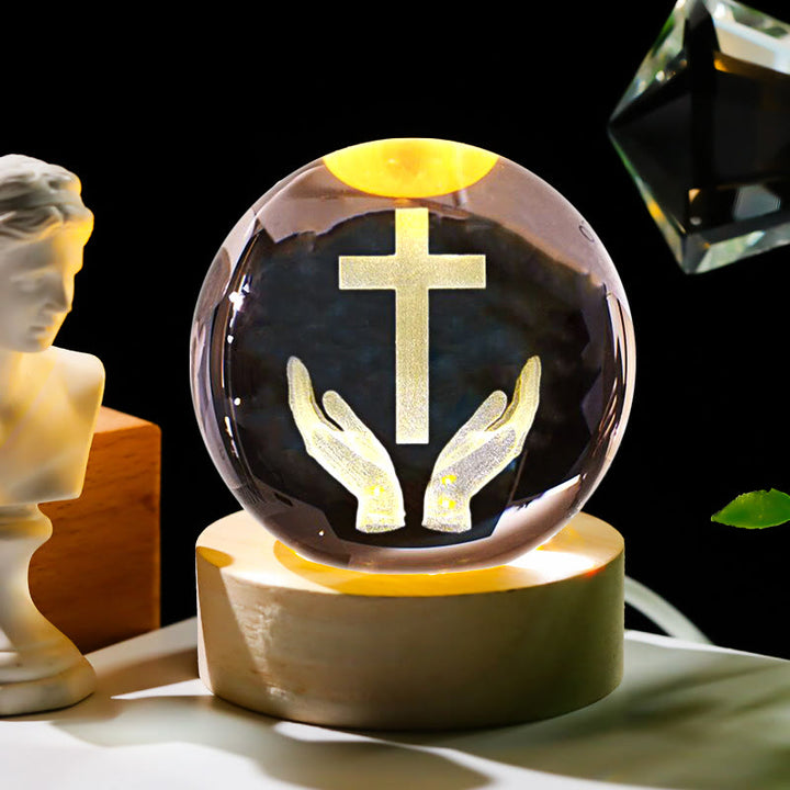 Christianartworkshop Sfera di cristallo sacra Luce notturna: Compagna luminosa della presenza divina - Mani e croce - con base luminosa colorata - 8 centimetri - image 9
