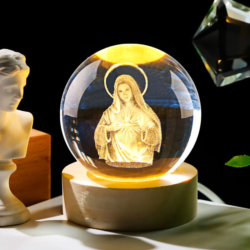 Christianartworkshop Sfera di cristallo sacra Luce notturna: Compagna luminosa della presenza divina - Maria con il Sacro Cuore - con base luminosa colorata - 8 centimetri - image 10