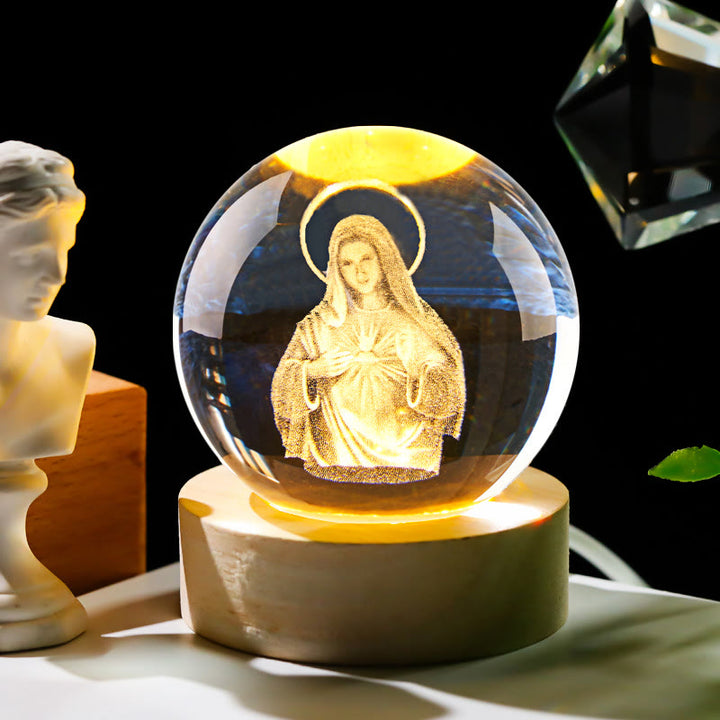 Christianartworkshop Sfera di cristallo sacra Luce notturna: Compagna luminosa della presenza divina - Maria con il Sacro Cuore - con base luminosa colorata - 8 centimetri - image 10