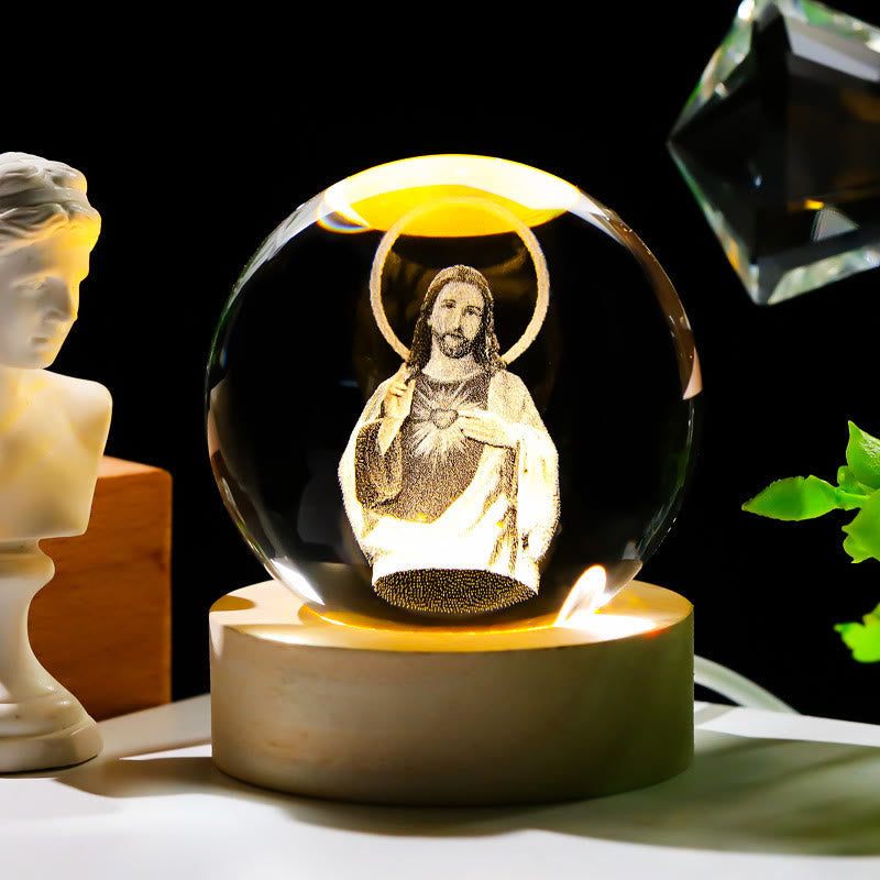 Christianartworkshop Sfera di cristallo sacra Luce notturna: Compagna luminosa della presenza divina - Gesù con il Sacro Cuore - con base luminosa colorata - 8 centimetri - image 4