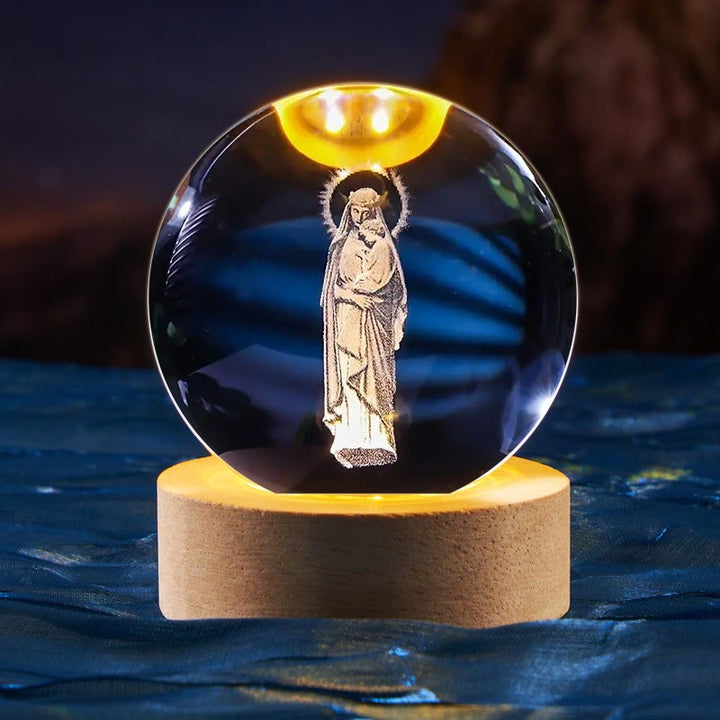 Christianartworkshop Sfera di cristallo sacra Luce notturna: Compagna luminosa della presenza divina - Maria e Gesù - con base luminosa colorata - 8 centimetri - image 13