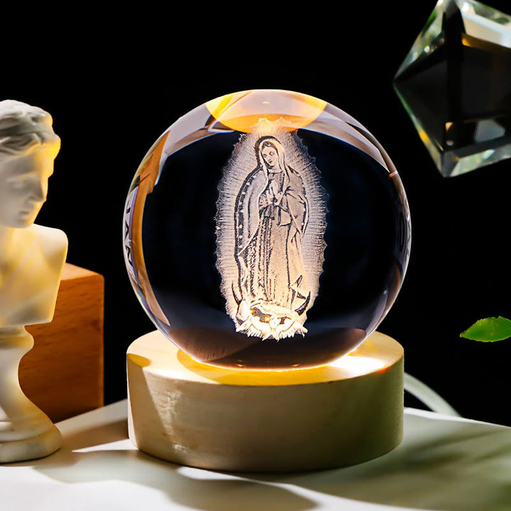 Christianartworkshop Sfera di cristallo sacra Luce notturna: Compagna luminosa della presenza divina - Vergine Maria - con base luminosa colorata - 8 centimetri - image 2