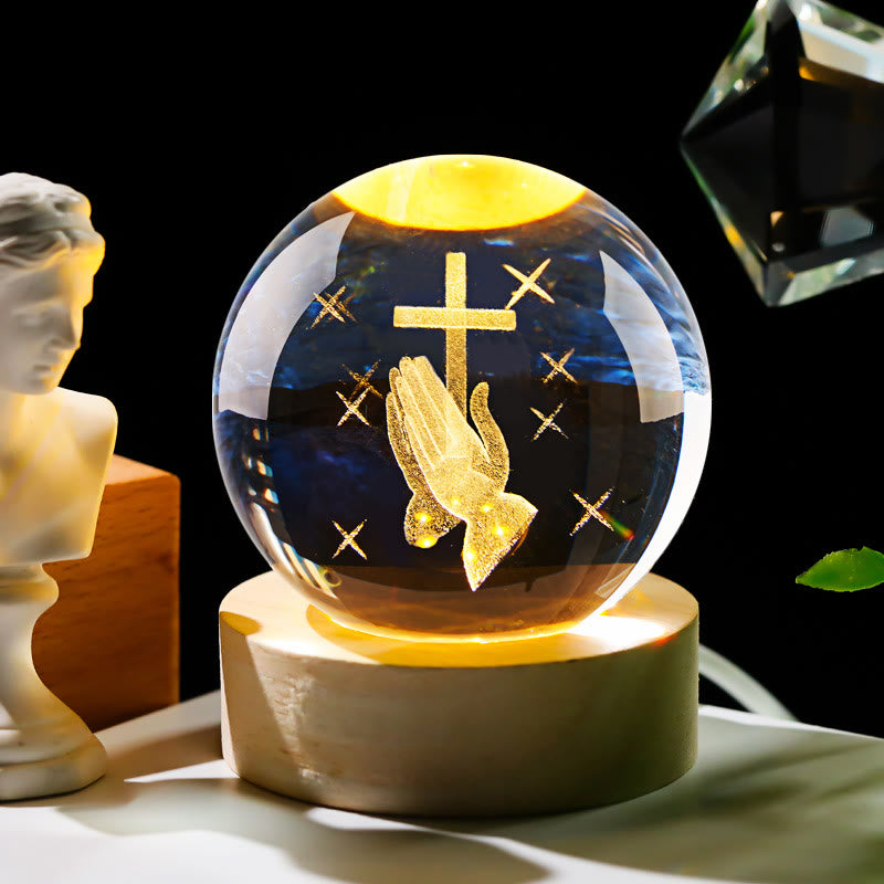 Christianartworkshop Sfera di cristallo sacra Luce notturna: Compagna luminosa della presenza divina - Mano in preghiera con croce - con base luminosa colorata - 8 centimetri - image 0