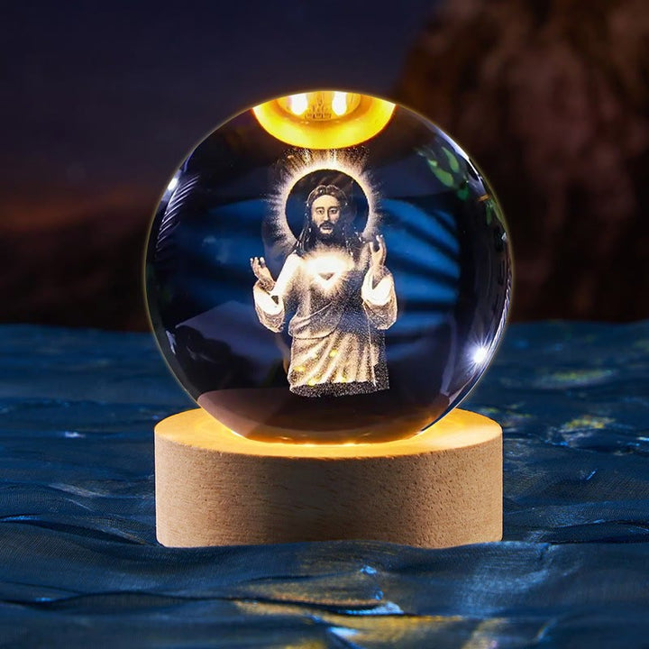 Christianartworkshop Sfera di cristallo sacra Luce notturna: Compagna luminosa della presenza divina - Gesù con aureola - con base luminosa colorata - 8 centimetri - image 12