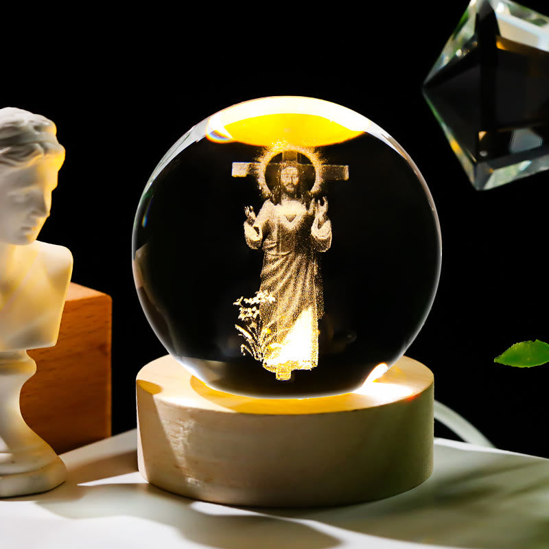 Christianartworkshop Sfera di cristallo sacra Luce notturna: Compagna luminosa della presenza divina - Gesù e la croce - con base luminosa colorata - 8 centimetri - image 7