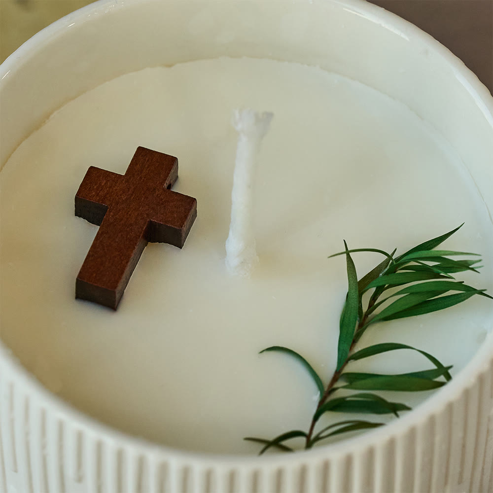 Candela di soia a croce di Christianartworkshop: gentile compagna della grazia silenziosa - image 3