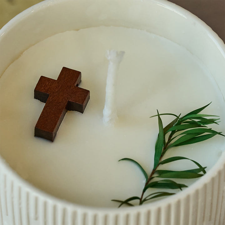 Candela di soia a croce di Christianartworkshop: gentile compagna della grazia silenziosa - image 3