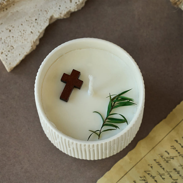 Candela di soia a croce di Christianartworkshop: gentile compagna della grazia silenziosa - image 4