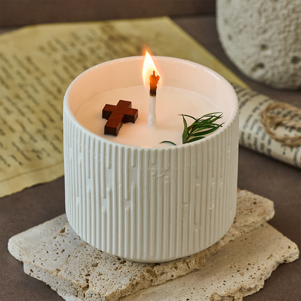 Candela di soia a croce di Christianartworkshop: gentile compagna della grazia silenziosa - image 1