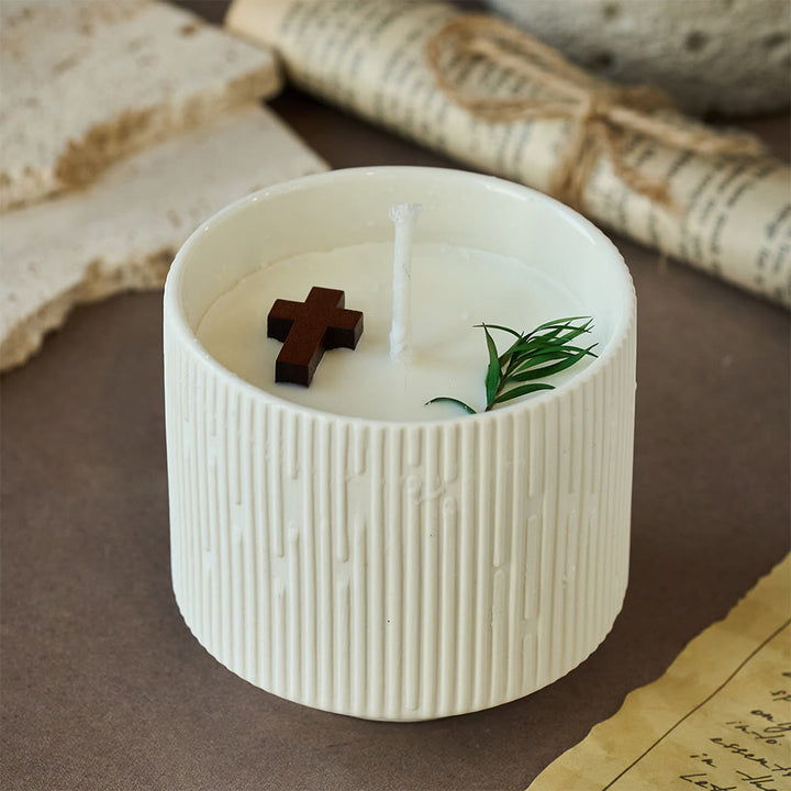 Candela di soia a croce di Christianartworkshop: gentile compagna della grazia silenziosa - image 5