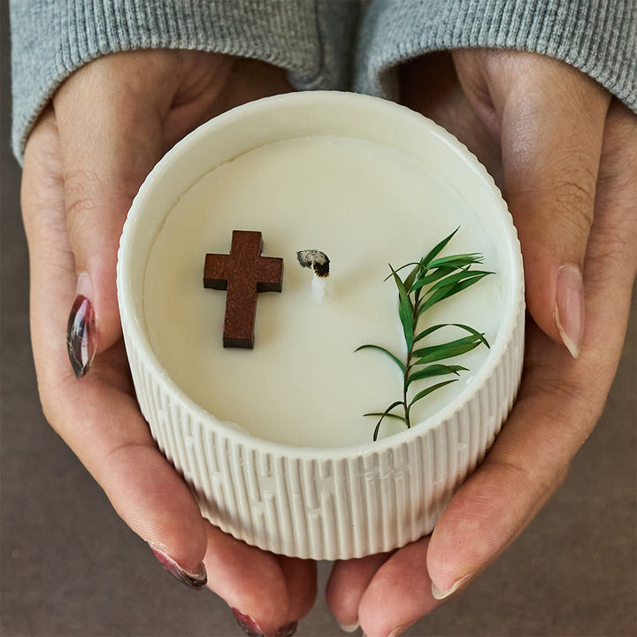 Candela di soia a croce di Christianartworkshop: gentile compagna della grazia silenziosa - image 2