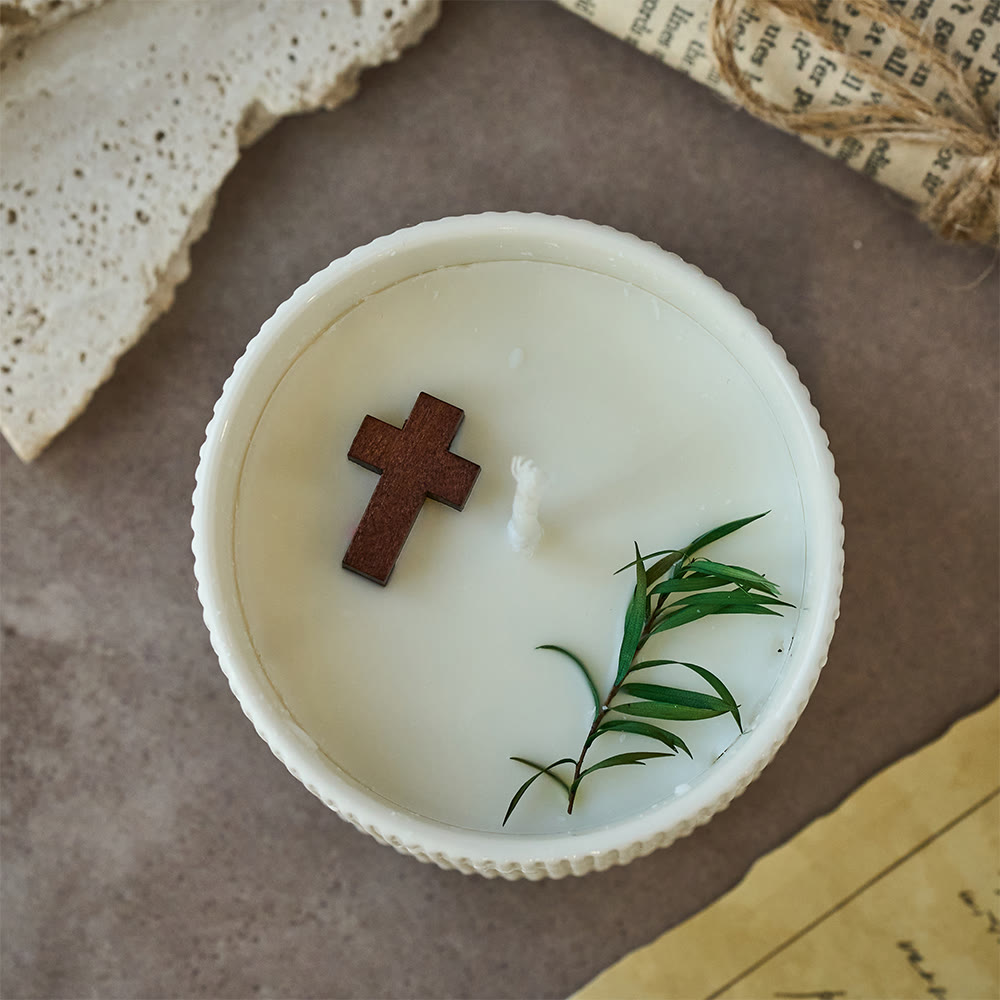 Candela di soia a croce di Christianartworkshop: gentile compagna della grazia silenziosa - image 7