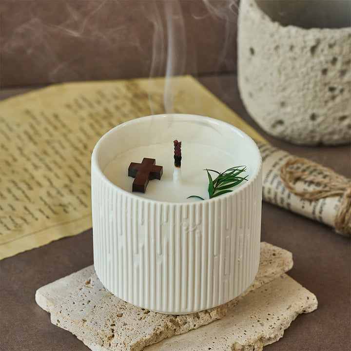 Candela di soia a croce di Christianartworkshop: gentile compagna della grazia silenziosa - image 8