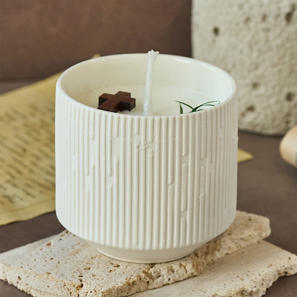 Candela di soia a croce di Christianartworkshop: gentile compagna della grazia silenziosa - image 6