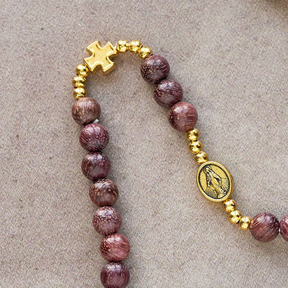 Bracciale rosario multistrato in legno di perilla di Christianartworkshop con perline color terra e Madonna Sacra - image 5