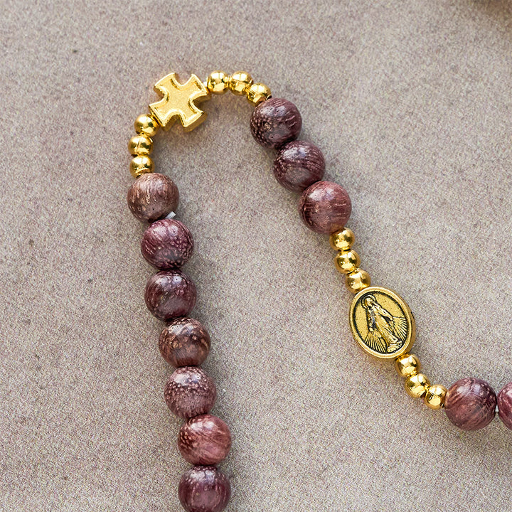 Bracciale rosario multistrato in legno di perilla di Christianartworkshop con perline color terra e Madonna Sacra - image 5