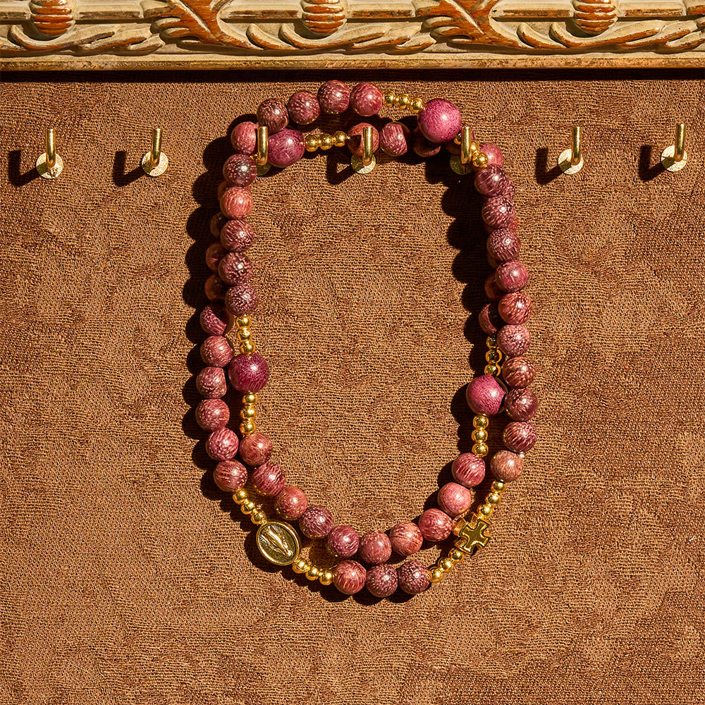 Bracciale rosario multistrato in legno di perilla di Christianartworkshop con perline color terra e Madonna Sacra - image 8