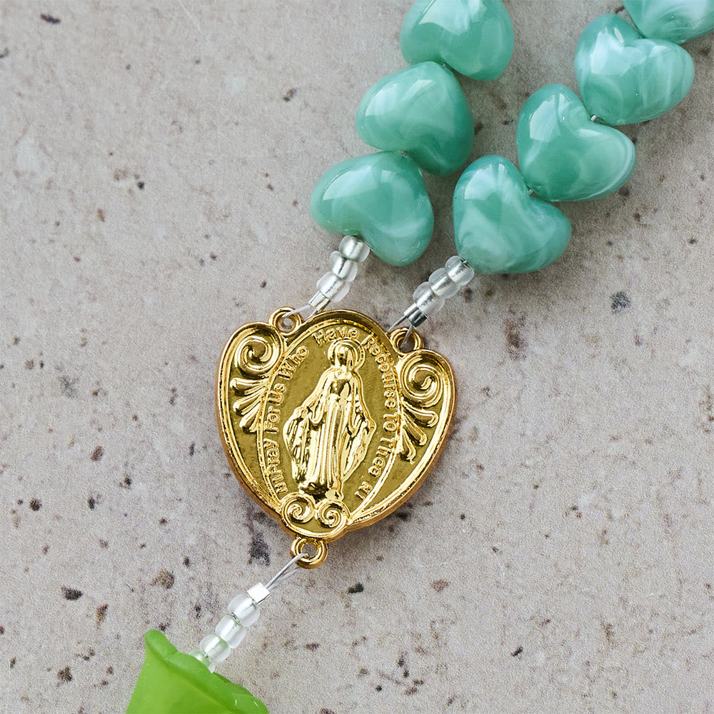 Christianartworkshop Rosario con cuore verde menta e giglio benedetto con San Giuda: dolce purezza che puoi indossare - image 8