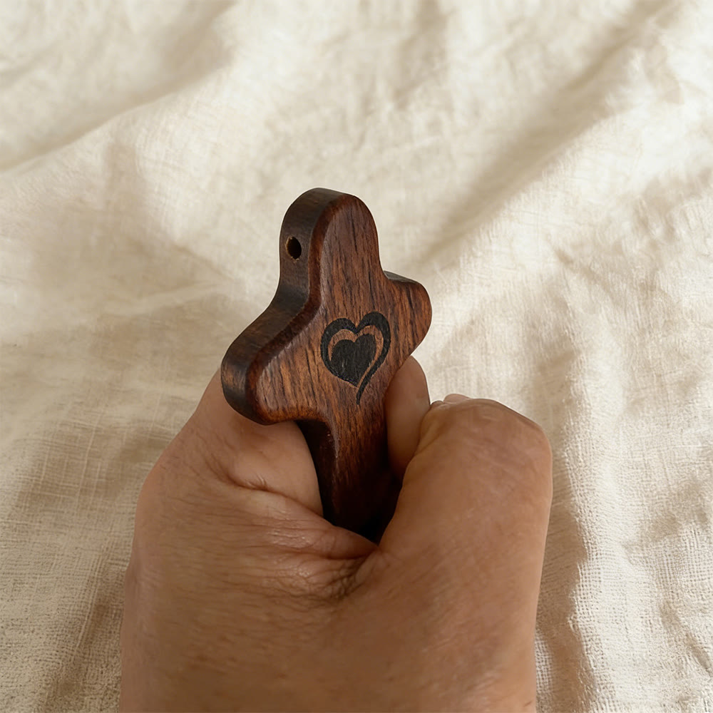 Christianartworkshop Croce tascabile in legno di noce e ulivo con cuore decorato: fede naturale in tasca - image 3