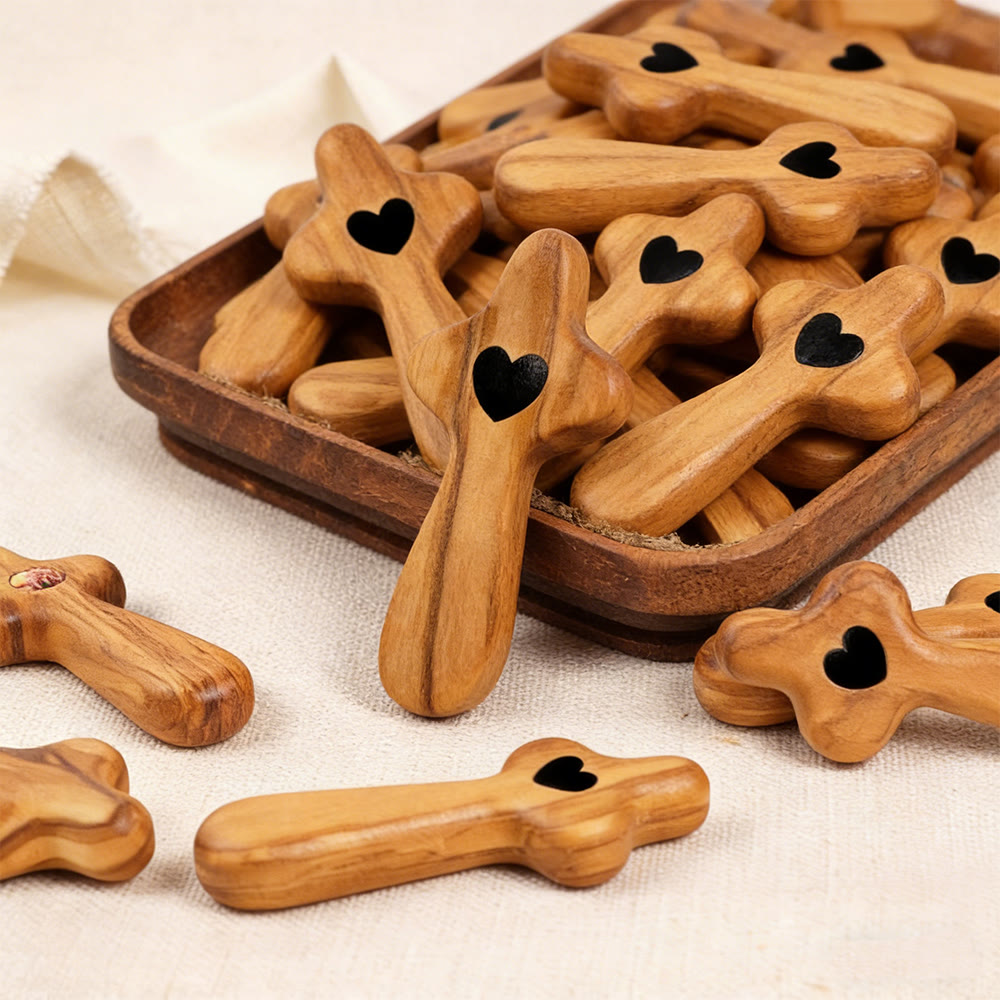 Christianartworkshop Croce tascabile in legno di noce e ulivo con cuore decorato: fede naturale in tasca - image 8