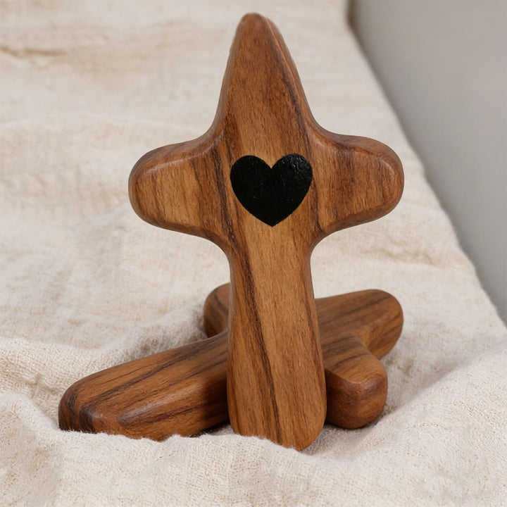 Christianartworkshop Croce tascabile in legno di noce e ulivo con cuore decorato: fede naturale in tasca - Legno d'ulivo A - image 6