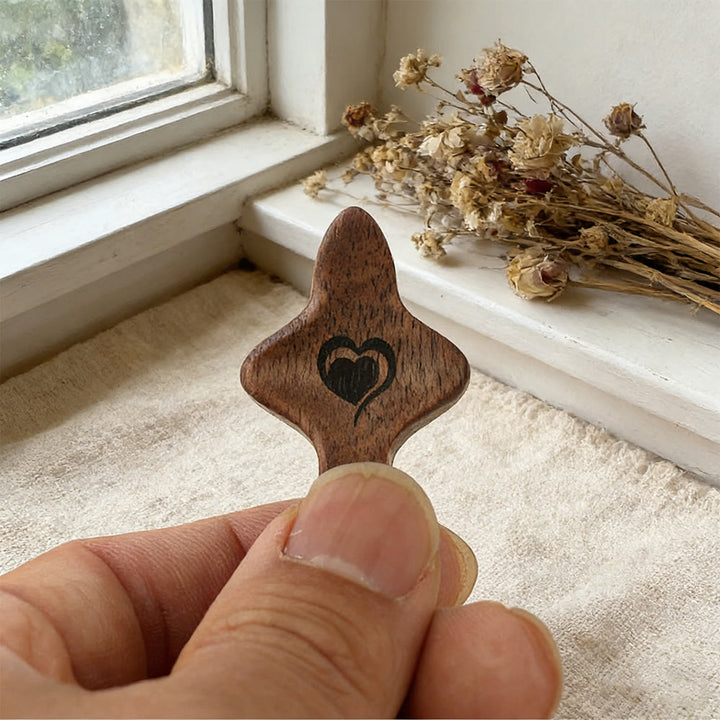 Christianartworkshop Croce tascabile in legno di noce e ulivo con cuore decorato: fede naturale in tasca - image 4