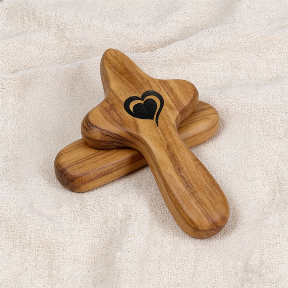 Christianartworkshop Croce tascabile in legno di noce e ulivo con cuore decorato: fede naturale in tasca - Legno d'ulivo B - image 9