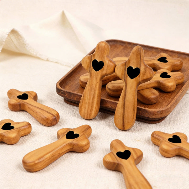 Christianartworkshop Croce tascabile in legno di noce e ulivo con cuore decorato: fede naturale in tasca - image 7