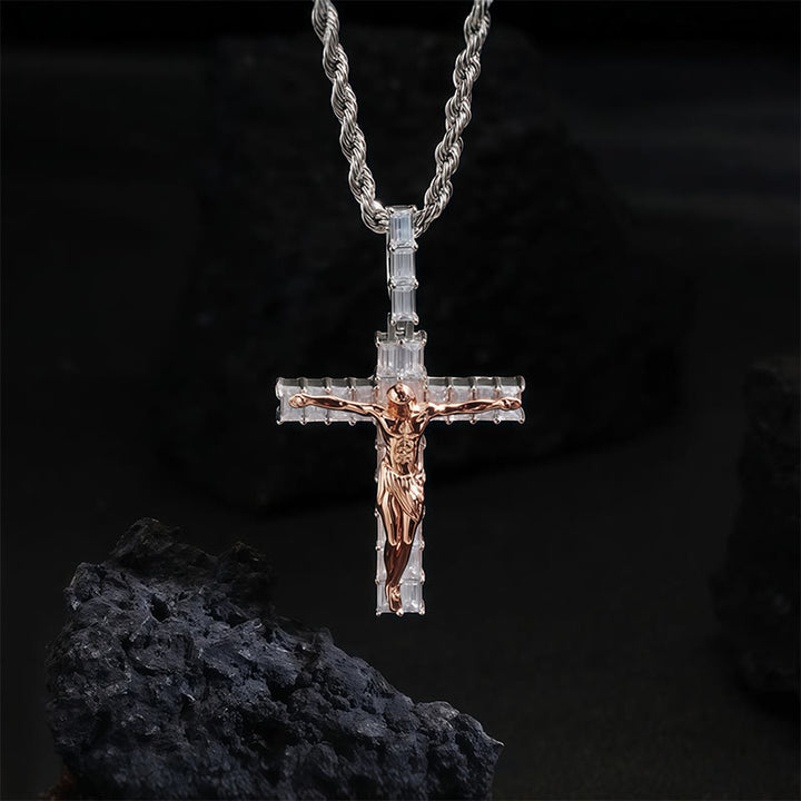Collana con crocifisso in rame e zirconi di Christianartworkshop: il suo sacrificio vicino al tuo cuore - Crocifisso - image 0