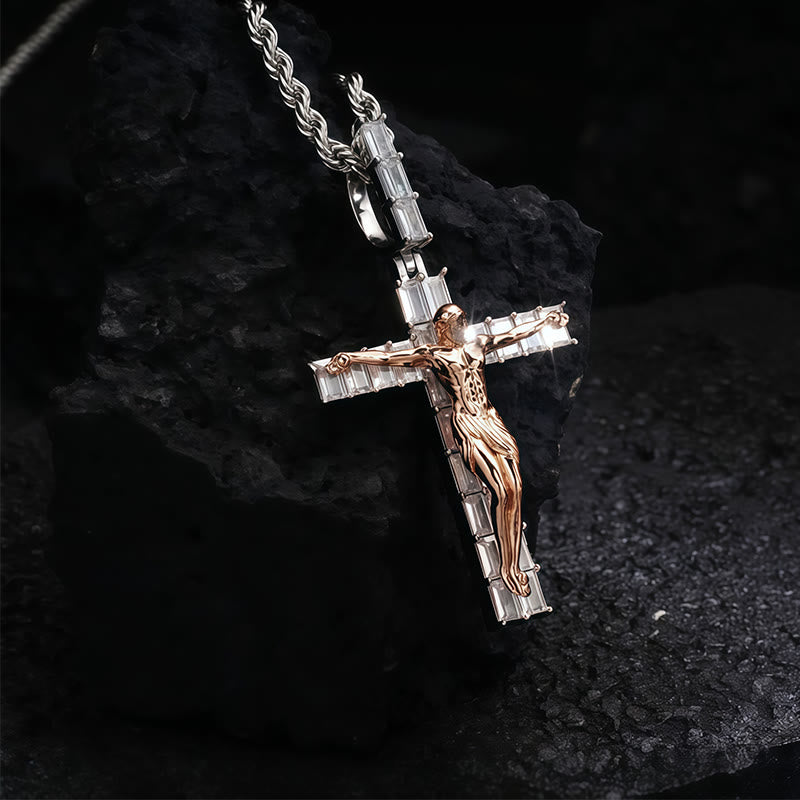 Collana con crocifisso in rame e zirconi di Christianartworkshop: il suo sacrificio vicino al tuo cuore - image 1