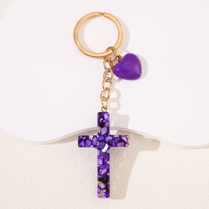 Portachiavi con croce in resina con accenti a forma di cuore di Christianartworkshop: tenera gioia per tutti - Viola - image 9