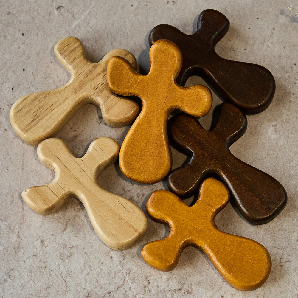 Christianartworkshop Set di sei croci tascabili in legno: Sua Grazia in viaggio - 6 pezzi/set (2 per ogni colore) - image 0