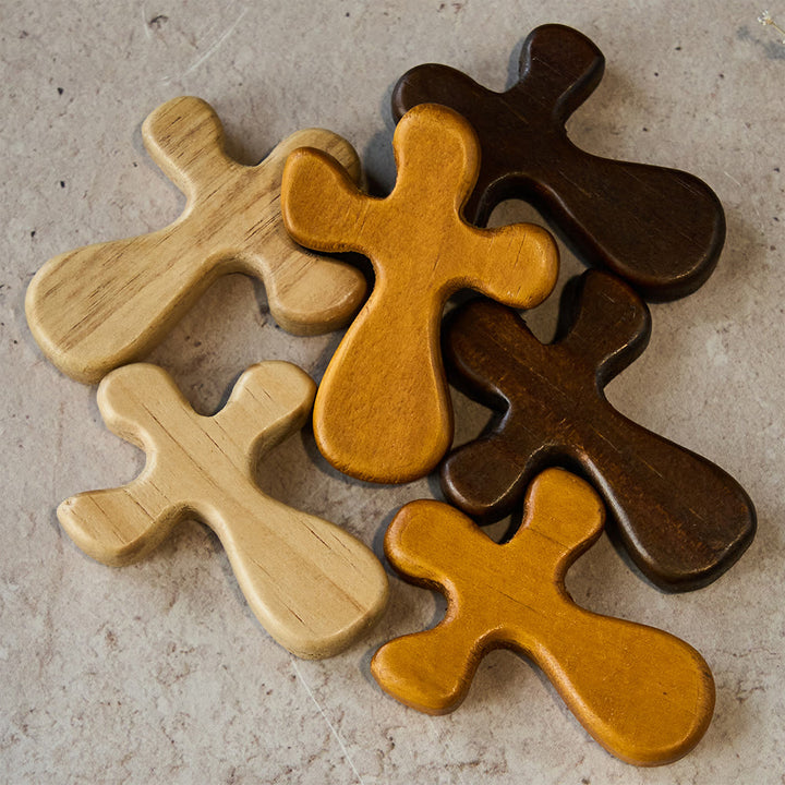 Christianartworkshop Set di sei croci tascabili in legno: Sua Grazia in viaggio - 6 pezzi/set (2 per ogni colore) - image 0