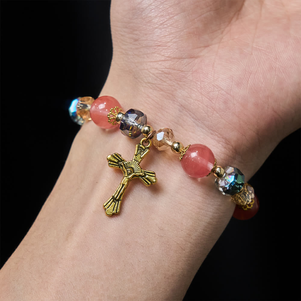Bracciale Christianartworkshop con cristalli rosa e perline sfaccettate e crocifisso dorato: fede abbagliante per uno stile quotidiano - image 1