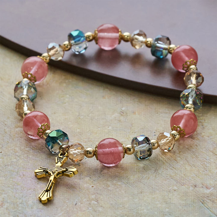 Bracciale Christianartworkshop con cristalli rosa e perline sfaccettate e crocifisso dorato: fede abbagliante per uno stile quotidiano - image 4