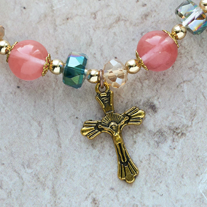 Bracciale Christianartworkshop con cristalli rosa e perline sfaccettate e crocifisso dorato: fede abbagliante per uno stile quotidiano - image 8