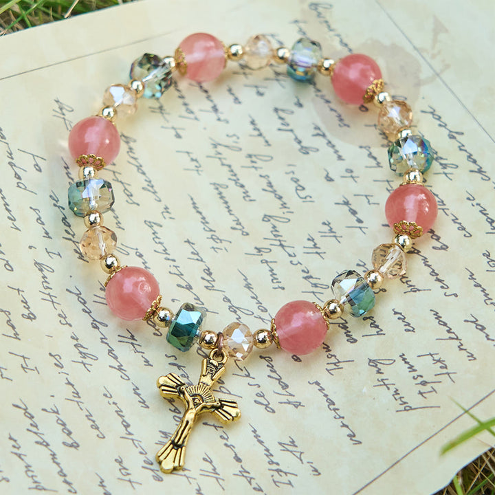 Bracciale Christianartworkshop con cristalli rosa e perline sfaccettate e crocifisso dorato: fede abbagliante per uno stile quotidiano - image 2
