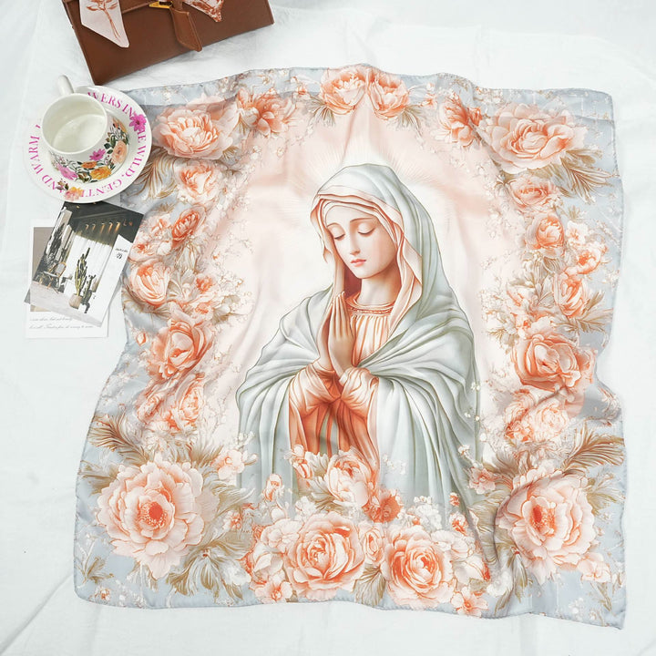 Christianartworkshop Sciarpa di raso con la Madonna Serena: Un fiore di devozione - D - image 6