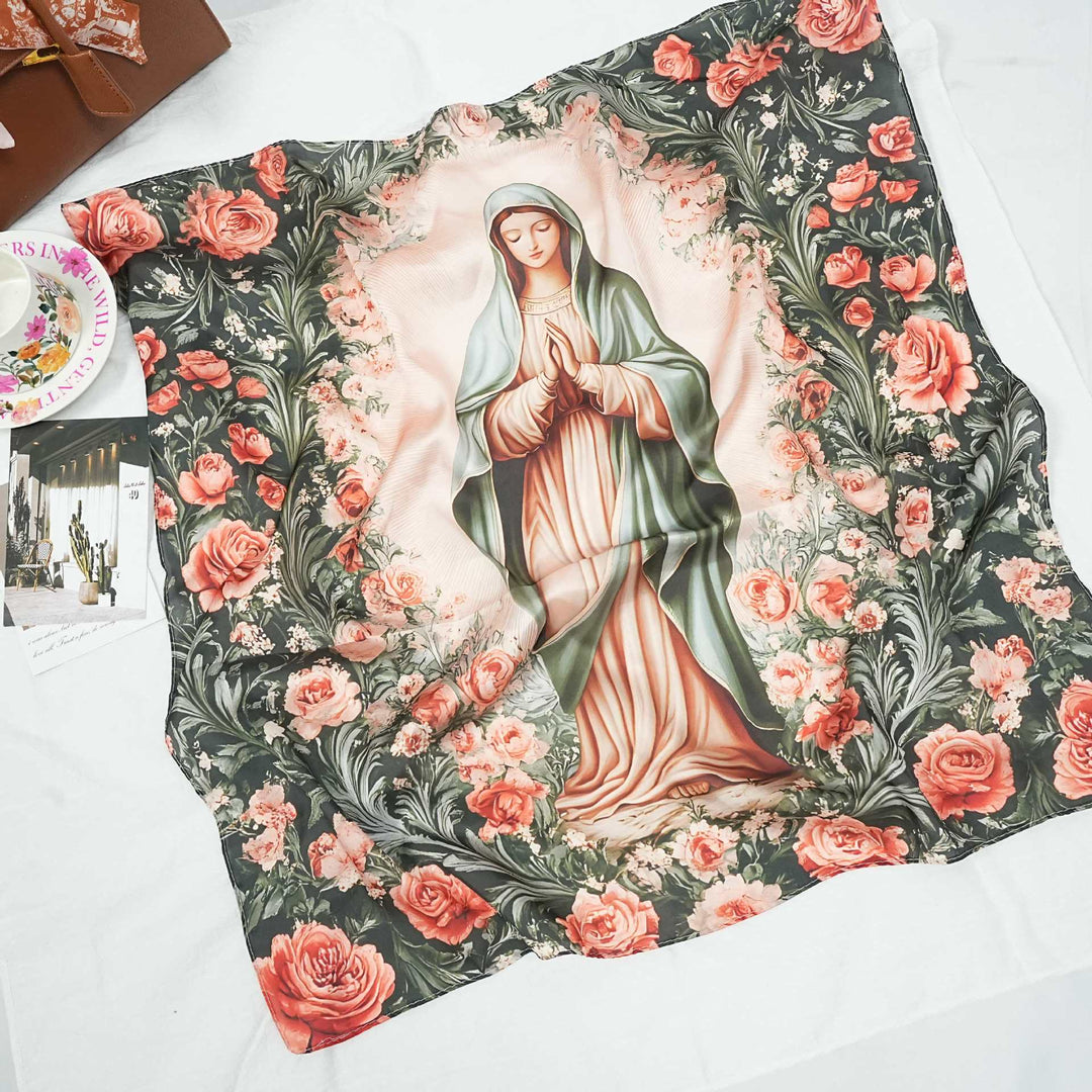 Christianartworkshop Sciarpa di raso con la Madonna Serena: Un fiore di devozione - F - image 8