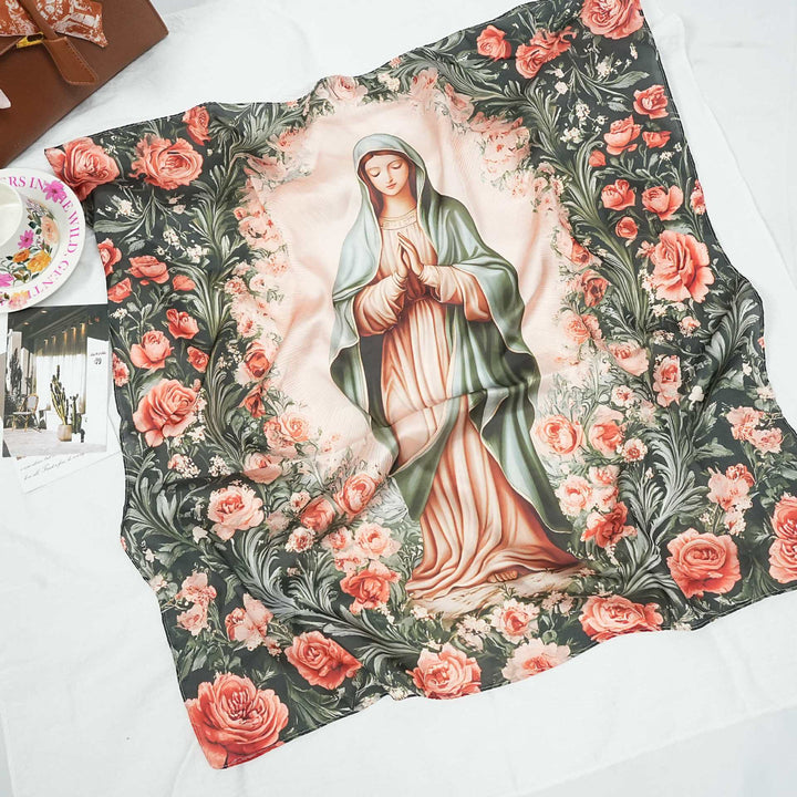 Christianartworkshop Sciarpa di raso con la Madonna Serena: Un fiore di devozione - F - image 8