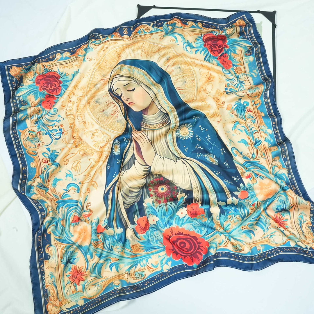 Christianartworkshop Sciarpa di raso con la Madonna Serena: Un fiore di devozione - image 3