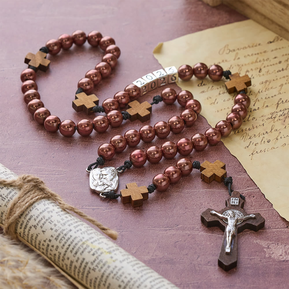 Christianartworkshop Croce di legno d'epoca e rosario rosso vino intenso: benedizione del nuovo anno 2026 con la Sacra Famiglia - image 1