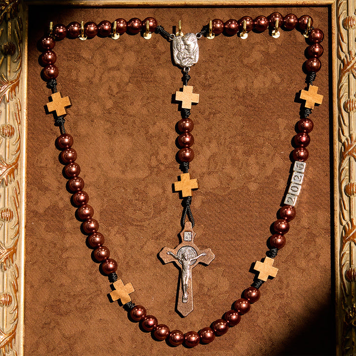 Christianartworkshop Croce di legno d'epoca e rosario rosso vino intenso: benedizione del nuovo anno 2026 con la Sacra Famiglia - image 9