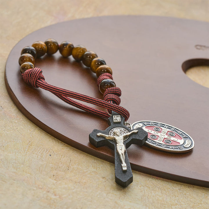 Christianartworkshop Rosario tascabile in occhio di tigre con coraggio e protezione: medaglia dell'esorcismo del Beato San Benedetto e croce - image 2
