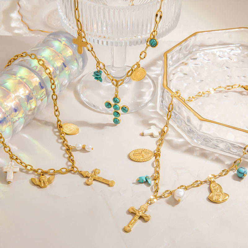 Collana con croce e medaglia in tre stili di Christianartworkshop: delicata devozione da indossare ogni giorno - image 2